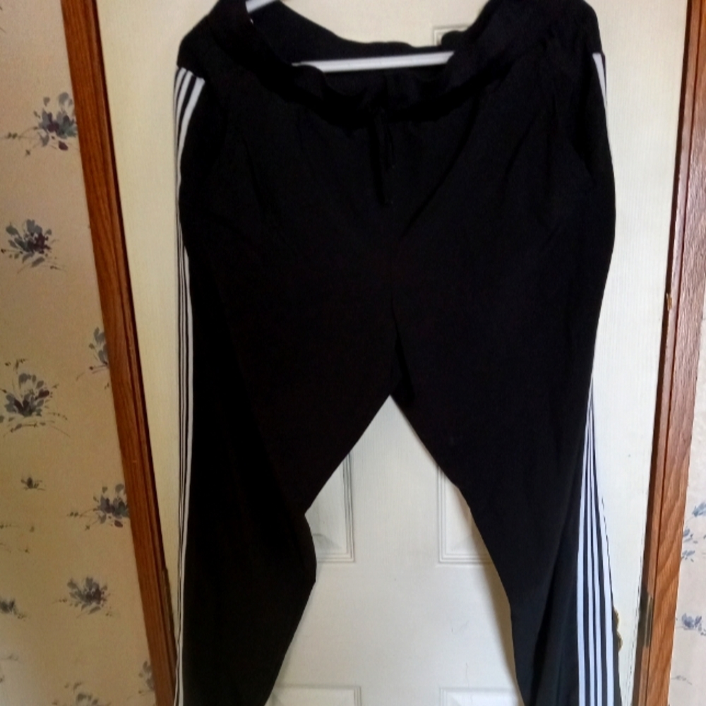 Ladies pants with pockets